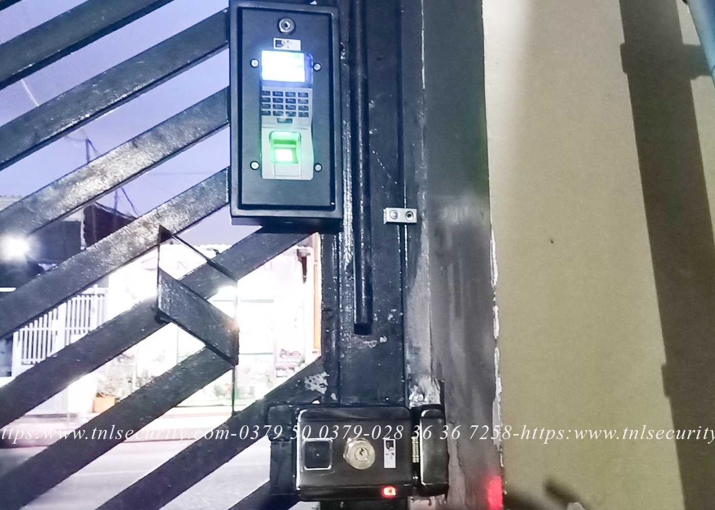 Lap-dat-khoa-van-tay-nha-tro-cua-sat-tai-Duong-Dinh-Hoi-Quan-9